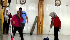 General Manager (GM) Azana Style Hotel Madura, Dede Rahman bersama sejumlah karyawan saat membersihkan Masjid Al Mukhlisin. (KLIKMADURA)