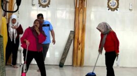General Manager (GM) Azana Style Hotel Madura, Dede Rahman bersama sejumlah karyawan saat membersihkan Masjid Al Mukhlisin. (KLIKMADURA)