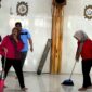 General Manager (GM) Azana Style Hotel Madura, Dede Rahman bersama sejumlah karyawan saat membersihkan Masjid Al Mukhlisin. (KLIKMADURA)