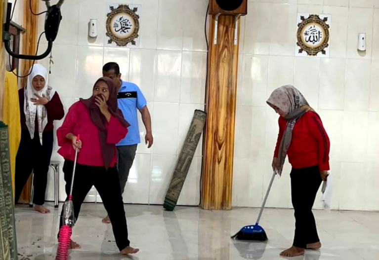 General Manager (GM) Azana Style Hotel Madura, Dede Rahman bersama sejumlah karyawan saat membersihkan Masjid Al Mukhlisin. (KLIKMADURA)