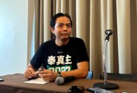 Wakil Direktur Persebaya Surabaya, Nanang Priyanto saat diwawancara awak media. (LAILIYATUN NURIYAH / KLIKMADURA)
