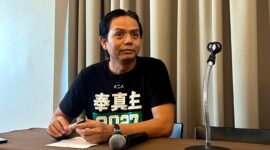 Wakil Direktur Persebaya Surabaya, Nanang Priyanto saat diwawancara awak media. (LAILIYATUN NURIYAH / KLIKMADURA)