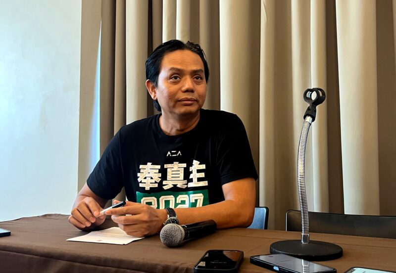 Wakil Direktur Persebaya Surabaya, Nanang Priyanto saat diwawancara awak media. (LAILIYATUN NURIYAH / KLIKMADURA)