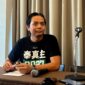 Wakil Direktur Persebaya Surabaya, Nanang Priyanto saat diwawancara awak media. (LAILIYATUN NURIYAH / KLIKMADURA)