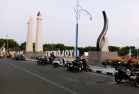 Sejumlah muda-mudi menikmati suasana senja di Alun-alun Sampang. (KLIKMADURA)