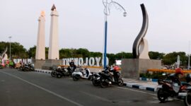 Sejumlah muda-mudi menikmati suasana senja  di Alun-alun Sampang. (KLIKMADURA)