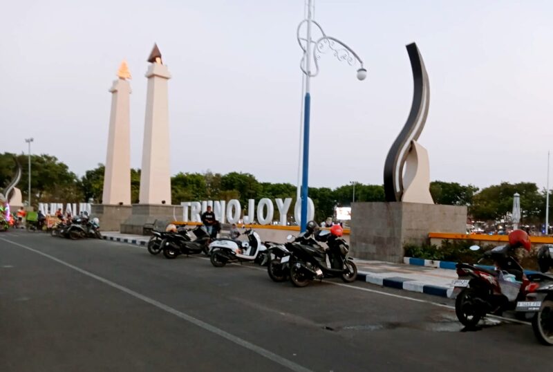 Sejumlah muda-mudi menikmati suasana senja di Alun-alun Sampang. (KLIKMADURA)
