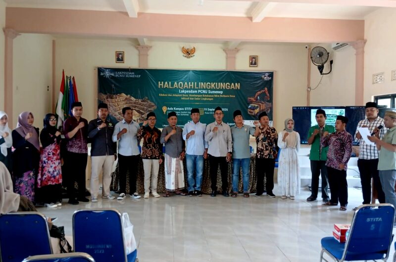 Ketua Lakpesdam PCNU Sumenep, Siswadi memimpin Deklarasi Gerakan Masyarakat Sumenep Peduli Lingkungan. (KLIKMADURA)