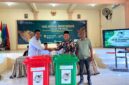 Ketua Lakpesdam PCNU Sumenep, Siswadi (paling kanan) menyaksikan penyerahan bak sampah secara simbolis usai halaqah lingkungan. (KLIKMADURA)
