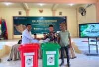 Ketua Lakpesdam PCNU Sumenep, Siswadi (paling kanan) menyaksikan penyerahan bak sampah secara simbolis usai halaqah lingkungan. (KLIKMADURA)