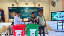 Ketua Lakpesdam PCNU Sumenep, Siswadi (paling kanan) menyaksikan penyerahan bak sampah secara simbolis usai halaqah lingkungan. (KLIKMADURA)