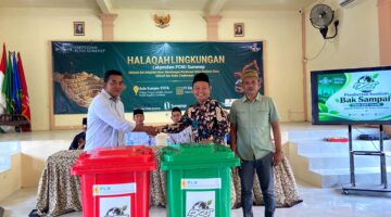 Ketua Lakpesdam PCNU Sumenep, Siswadi (paling kanan) menyaksikan penyerahan bak sampah secara simbolis usai halaqah lingkungan. (KLIKMADURA)