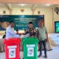 Ketua Lakpesdam PCNU Sumenep, Siswadi (paling kanan) menyaksikan penyerahan bak sampah secara simbolis usai halaqah lingkungan. (KLIKMADURA)