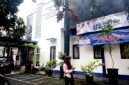 Warga berada di halaman Kantor Dinas Pertanian dan Ketahanan Pangan Kabupaten Sampang. (KLIKMADURA)