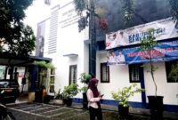 Warga berada di halaman Kantor Dinas Pertanian dan Ketahanan Pangan Kabupaten Sampang. (KLIKMADURA)