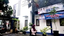 Warga berada di halaman Kantor Dinas Pertanian dan Ketahanan Pangan Kabupaten Sampang. (KLIKMADURA)