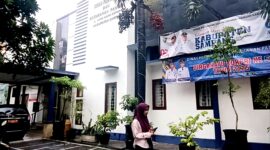 Warga berada di halaman Kantor Dinas Pertanian dan Ketahanan Pangan Kabupaten Sampang. (KLIKMADURA)