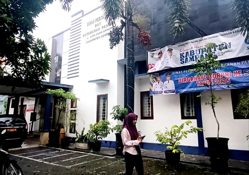 Warga berada di halaman Kantor Dinas Pertanian dan Ketahanan Pangan Kabupaten Sampang. (KLIKMADURA)