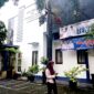 Warga berada di halaman Kantor Dinas Pertanian dan Ketahanan Pangan Kabupaten Sampang. (KLIKMADURA)