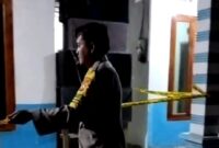Polisi melakukan olah TKP dugaan penganiayaan di Kecamatan Tambelangan, Sampang. (KLIKMADURA)