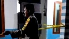 Polisi melakukan olah TKP dugaan penganiayaan di Kecamatan Tambelangan, Sampang. (KLIKMADURA)