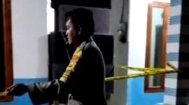 Polisi melakukan olah TKP dugaan penganiayaan di Kecamatan Tambelangan, Sampang. (KLIKMADURA)