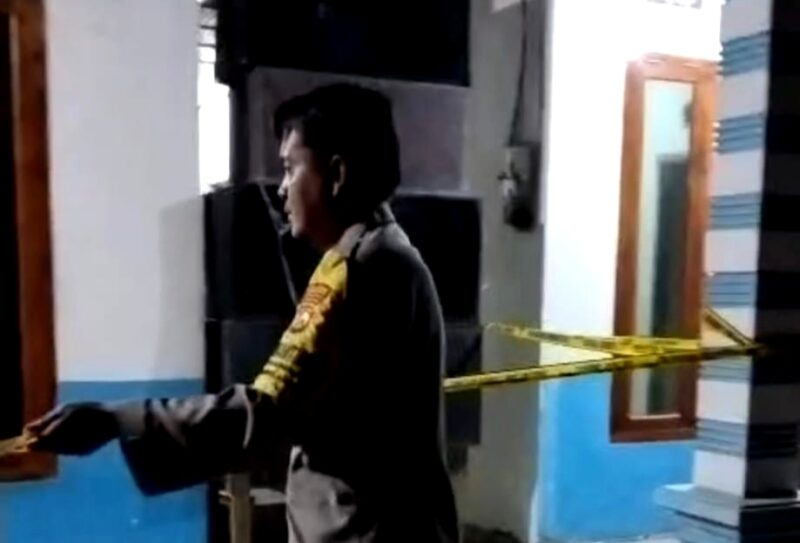Polisi melakukan olah TKP dugaan penganiayaan di Kecamatan Tambelangan, Sampang. (KLIKMADURA)