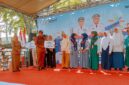Wakil Bupati Sampang, Ahmad Mahfudz bersama jajaran menyerahkan penghargaan secara simbolis kepada peserta Festival Literasi Sampang 2026 di Gedung Perpustakaan Daerah Kabupaten Sampang. (ALI MUCHTAR / KLIKMADURA)