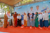 Wakil Bupati Sampang, Ahmad Mahfudz bersama jajaran menyerahkan penghargaan secara simbolis kepada peserta Festival Literasi Sampang 2026 di Gedung Perpustakaan Daerah Kabupaten Sampang. (ALI MUCHTAR / KLIKMADURA)
