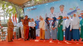 Wakil Bupati Sampang, Ahmad Mahfudz bersama jajaran menyerahkan penghargaan secara simbolis kepada peserta Festival Literasi Sampang 2026 di Gedung Perpustakaan Daerah Kabupaten Sampang. (ALI MUCHTAR / KLIKMADURA)
