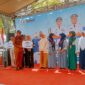 Wakil Bupati Sampang, Ahmad Mahfudz bersama jajaran menyerahkan penghargaan secara simbolis kepada peserta Festival Literasi Sampang 2026 di Gedung Perpustakaan Daerah Kabupaten Sampang. (ALI MUCHTAR / KLIKMADURA)