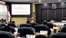 Bupati Pamekasan, KH. Kholilurrahman saat menyampaikan nota keuangan Rancangan Peraturan Daerah (Raperda) tentang Perubahan APBD Tahun Anggaran 2026 dalam rapat paripurna DPRD Pamekasan, Senin (21/9/2026).