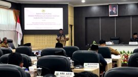 Bupati Pamekasan, KH. Kholilurrahman saat menyampaikan nota keuangan Rancangan Peraturan Daerah (Raperda) tentang Perubahan APBD Tahun Anggaran 2026 dalam rapat paripurna DPRD Pamekasan, Senin (21/9/2026).