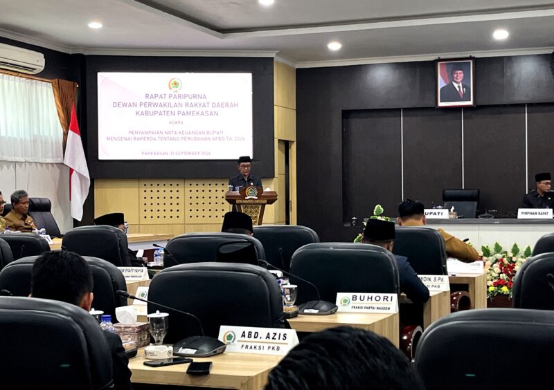 Bupati Pamekasan, KH. Kholilurrahman saat menyampaikan nota keuangan Rancangan Peraturan Daerah (Raperda) tentang Perubahan APBD Tahun Anggaran 2026 dalam rapat paripurna DPRD Pamekasan, Senin (21/9/2026).