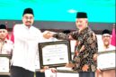 Ketua Dewan Riasah sekaligus Pimpinan dan Pengasuh Pondok Pesantren Al-Amien Prenduan, KH Dr. Ahmad Fauzi Tidjani, M.A., Ph.D, saat menerima penghargaan. (KLIKMADURA)
