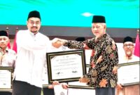Ketua Dewan Riasah sekaligus Pimpinan dan Pengasuh Pondok Pesantren Al-Amien Prenduan, KH Dr. Ahmad Fauzi Tidjani, M.A., Ph.D, saat menerima penghargaan. (KLIKMADURA)