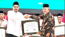 Ketua Dewan Riasah sekaligus Pimpinan dan Pengasuh Pondok Pesantren Al-Amien Prenduan, KH Dr. Ahmad Fauzi Tidjani, M.A., Ph.D, saat menerima penghargaan. (KLIKMADURA)