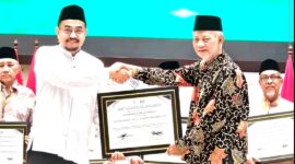 Ketua Dewan Riasah sekaligus Pimpinan dan Pengasuh Pondok Pesantren Al-Amien Prenduan, KH Dr. Ahmad Fauzi Tidjani, M.A., Ph.D, saat menerima penghargaan. (KLIKMADURA)
