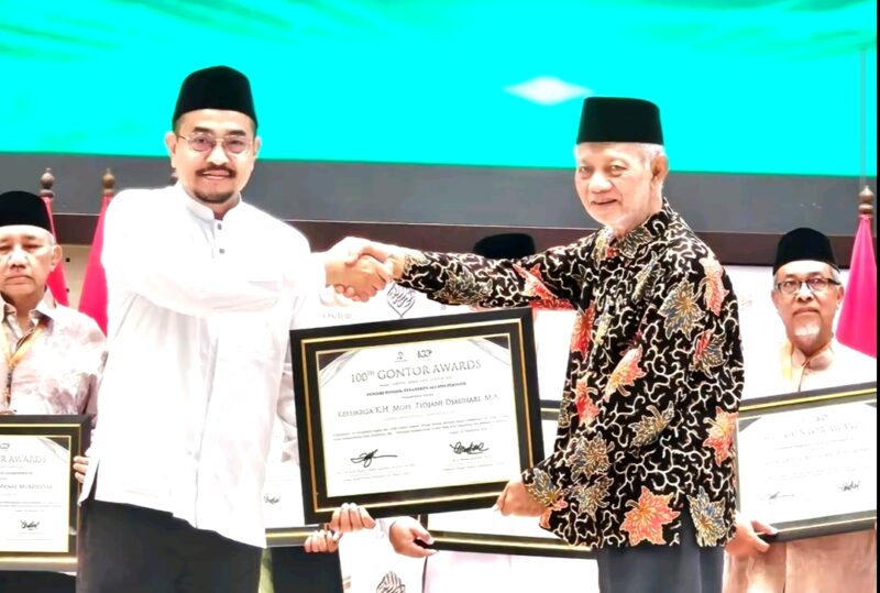 Ketua Dewan Riasah sekaligus Pimpinan dan Pengasuh Pondok Pesantren Al-Amien Prenduan, KH Dr. Ahmad Fauzi Tidjani, M.A., Ph.D, saat menerima penghargaan. (KLIKMADURA)