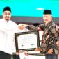 Ketua Dewan Riasah sekaligus Pimpinan dan Pengasuh Pondok Pesantren Al-Amien Prenduan, KH Dr. Ahmad Fauzi Tidjani, M.A., Ph.D, saat menerima penghargaan. (KLIKMADURA)