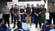 Petugas Lapas Narkotika Kelas IIA Pamekasan bersama aparat penegak hukum saat menggelar razia blok hunian dan tes urine, Senin (21/9/2026) malam. (ISTIMEWA)
