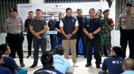 Petugas Lapas Narkotika Kelas IIA Pamekasan bersama aparat penegak hukum saat menggelar razia blok hunian dan tes urine, Senin (21/9/2026) malam. (ISTIMEWA)