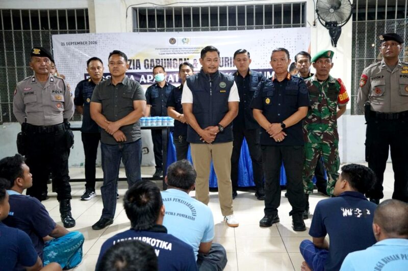 Petugas Lapas Narkotika Kelas IIA Pamekasan bersama aparat penegak hukum saat menggelar razia blok hunian dan tes urine, Senin (21/9/2026) malam. (ISTIMEWA)