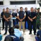 Petugas Lapas Narkotika Kelas IIA Pamekasan bersama aparat penegak hukum saat menggelar razia blok hunian dan tes urine, Senin (21/9/2026) malam. (ISTIMEWA)