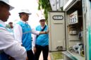 General Manager PLN UID Jawa Timur Eric Rossi Priyo Nugroho bersama jajaran melakukan peninjauan implementasi inovasi Online Monitoring Performance (OMP) di ULP Bangkalan. (ISTIMEWA)