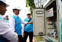 General Manager PLN UID Jawa Timur Eric Rossi Priyo Nugroho bersama jajaran melakukan peninjauan implementasi inovasi Online Monitoring Performance (OMP) di ULP Bangkalan. (ISTIMEWA)