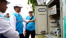 General Manager PLN UID Jawa Timur Eric Rossi Priyo Nugroho bersama jajaran melakukan peninjauan implementasi inovasi Online Monitoring Performance (OMP) di ULP Bangkalan. (ISTIMEWA)