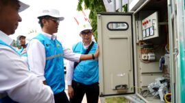 General Manager PLN UID Jawa Timur Eric Rossi Priyo Nugroho bersama jajaran melakukan peninjauan implementasi inovasi Online Monitoring Performance (OMP) di ULP Bangkalan. (ISTIMEWA)
