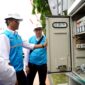 General Manager PLN UID Jawa Timur Eric Rossi Priyo Nugroho bersama jajaran melakukan peninjauan implementasi inovasi Online Monitoring Performance (OMP) di ULP Bangkalan. (ISTIMEWA)