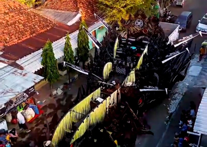 Dekor Daul Semut Ireng saat tampil dalam pertunjukan musik daul. (TANGKAPAN LAYAR)